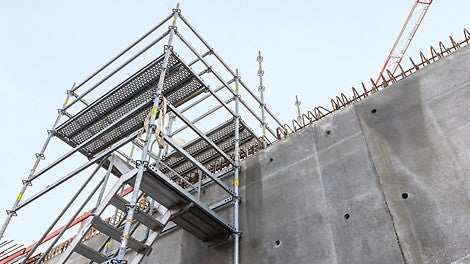 Der PERI UP Gerüstbaukasten ergänzte das projektspezifisch erarbeitete Schalungs- und Gerüstkonzept, beispielsweise als Treppenzugang zu den unterschiedlichen Arbeitsbereichen.