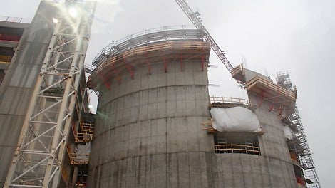 Parkkihallin ajorampin MAXIMO-järjestelmällä valettua kaarevaa seinää.