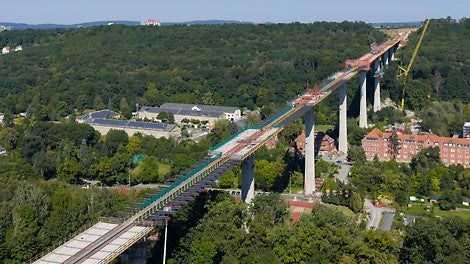 Die 916 m lange Gottleubatalbrücke bei Pirna vereint den architektonischen Anspruch einer filigranen Brückenkonstruktion mit einer hochkomplexen Bauausführung – gepaart mit Arbeitsabläufen in bis zu 70 m Höhe.