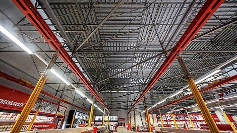 Die Belagebene in 6,65 m Höhe wurde oben zusätzlich mit einer B1-Folie abgedeckt und schirmte den Arbeitsbereich zuverlässig vom Verkaufsraum ab.