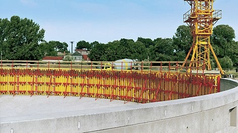 3.60 m augsti RUNDFLEX veidņu paneļi notekūdeņu attīrīšanas rezervuāra betonēšanai. Konstrukcijas rādiuss ir 13.76 m.
