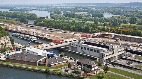 On both banks of the river, the bridge construction features two 90° bends - with extremely tight axis radii of almost 30 m respectively.
