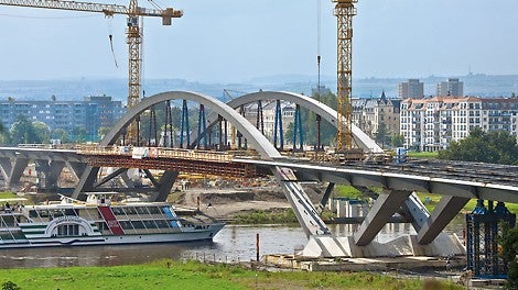Die Waldschlösschenbrücke verbindet den Osten und den Süden der Stadt Dresden mit den Gebieten im Norden.