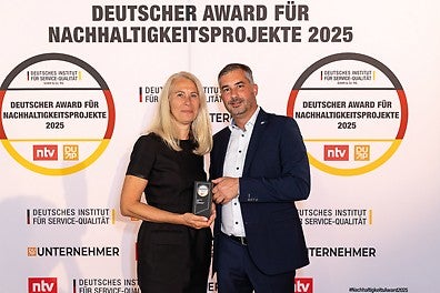 Andreas Mayer (Head of Corporate Sustainability, PERI SE) and Gunilla Pendt (Senior Advisor Corporate Communication, PERI SE) during the official ceremony of the German Sustainability Award 2025<br/>(Foto: Christian Schlenker / ntv / DISQ / DUP)