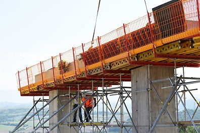 Дънен кофраж за ригел върху подпорно скеле. Оформяняне на безопасна работна среда с PROKIT.