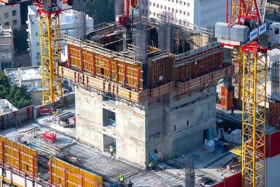 גרעין מטפס מראש – תבניות VARIO ע&quot;ג פלטפורמות CB-240 ו- SP מטפסות באמצעות מנוף