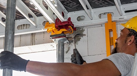 Mithilfe des Absenkkopfs lassen sich die SKYMAX Paneele bereits nach kurzer Zeit ausschalen und anschließend zusammen mit den Köpfen direkt für den nächsten Abschnitt verwenden.