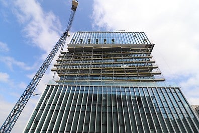 Намаленото с 15 % тегло прави PERI UP Easy най-предпочитаната сред всички фасадни системи, защото не губите време при монтаж<br/>