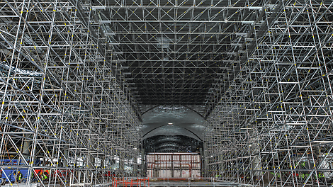 С помощью ферм высокой несущей способности из лесов PERI UP Flex можно возводить конструкции больших пролетов для укрытия морских судов во время ремонта. Это позволит проводить работы вне зависимости от погодных условий. 