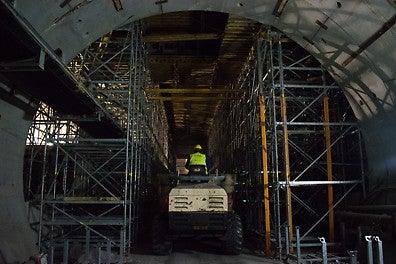 Непрекъснат трафик през подпорното скеле, дори по време на бетонирането на плочата