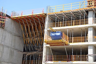 Конзолно подпиране с MULTIPTOP, RS вертикализатори и VARIO елементи на плоча, надстърчаща 5,20 m