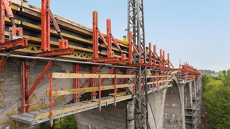 Pro zhotovení nové římsy byl využit nově zkonstruovaný posuvný vozík pro římsové bednění, sestavený z dílů stavebnice VARIOKIT. Jeho posun byl zajištěn pomocí hydraulických válců ze systému šplhavého bednění RCS.