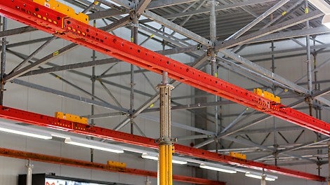 Die Verwendung standardisierter System- und Verbindungsbauteile beschleunigte die Montagezeiten und wirkte sich zudem statisch positiv auf die PERI Kombinationslösung aus.