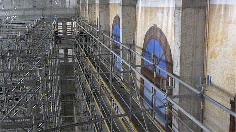 חיבור מערכת פיגום פרי אפ איזי למגדלי תמיכה פרי אפ באמצעות קורות קישור סטנדרטיות של מערכת הפרי אפ.