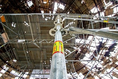 Благодарение на интегрираната розетка към вертикалите на модулно скеле PERI UP Flex конфигурирането и монтирането на скеле с различни приложения става бързо, лесно и безопасно