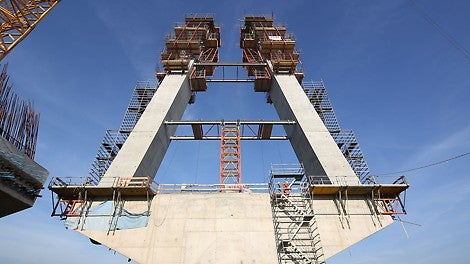 Bezpieczną komunikację do stanowisk pracy niezależnie od wysokości obiektu zapewniają rusztowania PERI UP