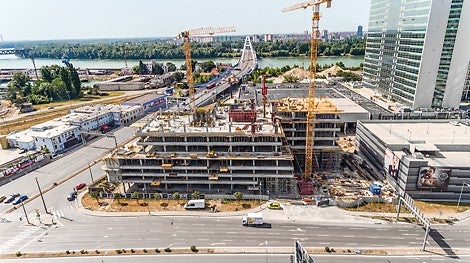 Budovy Panorama City III Business sa nachádzajú v blízkosti mosta Apollo v Bratislave s vynikajúcim napojením na dopravné uzly mesta. Architektonický výraz budovy je založený na jednoduchosti tvarov.