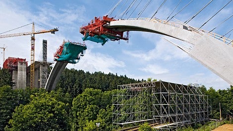 在拱形结构的悬臂施工期间使用PERI UP顶棚防护结构，避免施工影响下方的铁路交通。