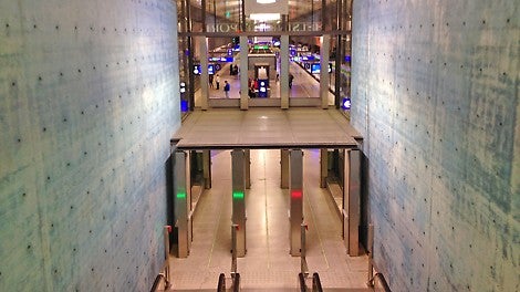 Lentoaseman aseman hallitseva värisävy on sininen. Itsetiivistyvällä betonilla toteutetut paikallavalurakenteet kuuluvat koko Kehärata-hankkeen vaativimpiin.