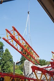 Modular shoring assembly: VARIOKIT system components were pre-assembled on the ground to form truss segments and placed into intermediate storage with the crane. Three such segments were subsequently coupled to create a 37 m long truss unit and lifted over the Mur by means of a mobile crane.