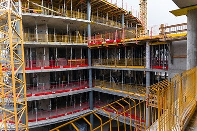 PROKIT EP 110 bietet eine wirtschaftliche Absturzsicherung für den freien Deckenrand und vielzählige freie Kanten.