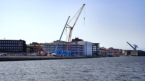 En plats att längta hem till! Brf Styrmannen ligger i den västra delen av Pottholmen, som vetter mot Borgmästarfjärden. 