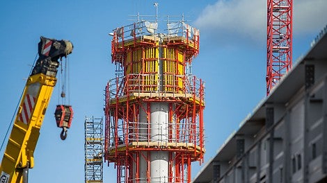 La soluzione tecnologica adottata sia per le pile che per i relativi baggioli, è stata VARIO GT24, la cassaforma per pareti componibile con la trave reticolare GT24: un sistema versatile e adatto alle realizzazioni di elementi costruttivi in calcestruzzo faccia a vista.