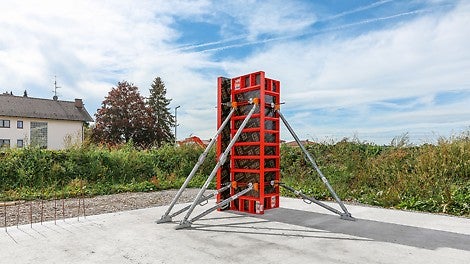 凭借模块的多功能设计，可让系统以5厘米为步距，为15-55厘米的方柱截面立模；模块间使用转角连接组件连接。