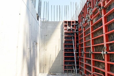 Декофриране на рамков кофраж TRIO при стълбищно ядро.