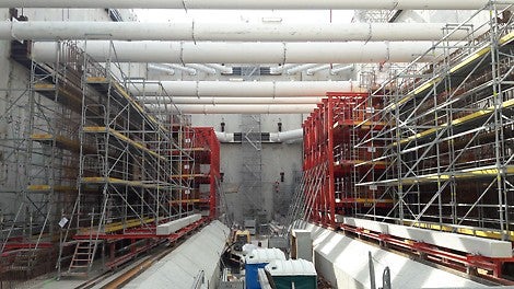 La Gare des Ardoines à Vitry-sur-Seine : réalisation des voiles intérieurs en béton architectonique sur portique roulant.