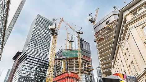 After the first use of the RCS MAX Rail Climbing System in South Korea, the new system is now also celebrating its première in Germany. With the help of RCS MAX, the Frankfurt skyline is getting four new high-rise buildings with the &quot;FOUR&quot; project. Visitors to the exhibition hall can look forward to climbing up with the RCS MAX both safely and efficiently.