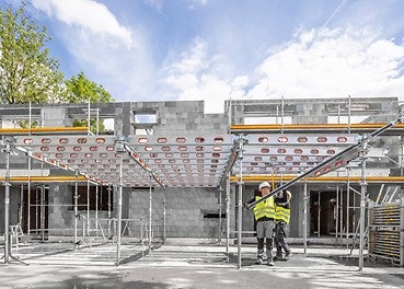 SKYFLEX, the innovative imperial 8’x8’ grid beam formwork system, enables efficient and secure formwork operations while optimizing safety. SKYFLEX delivers unmatched flexibility and speed. 