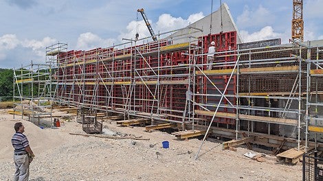 Aufgrund der einseitigen Ankerbarkeit sind die PERI UP Bewehrungsgerüsteinheiten nur auf der Schließseite erforderlich.