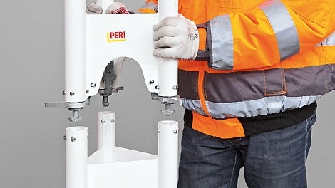 PERI Schwerlaststütze HD 200 - die Stützenelemente werden einfach aufeinandergesetzt und durch Drehen der Gurtkupplungen verbunden.<br/>