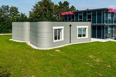 Zusammen mit der STRABAG SE wurde in Österreich das erste gedruckte Gebäude des Landes erstellt – ein Bürozubau.