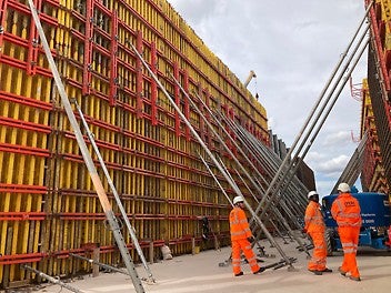 Unlike standard pre-built panel systems, VARIO is assembled from individual steel walers, timber girders, and a plywood face. 