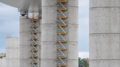 L’accesso in sicurezza e con grande agio alle diverse aree di lavoro è stato garantito dall’impiego delle scale d’accesso monodirezionali PERI UP Flex 75, alte fino a 40 m. 