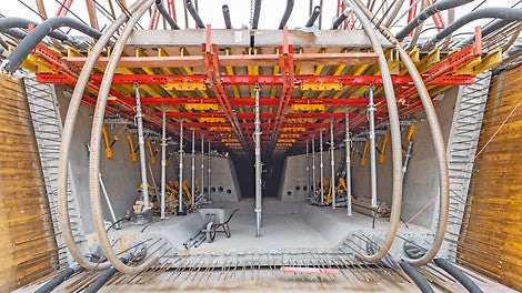 Für die nachfolgende Herstellung der Trogdecke sorgt die Deckenschalungseinheit mit Schubladenprinzip.