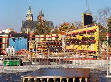 Flexibilní uspořádání závor stěnového bednění VARIO GT 24 umožnilo dodržení požadovaného modulu spínání.