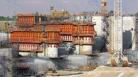 The variable VARIO girder wall formwork, together with SKS climbing scaffold, formed large area transportable units.