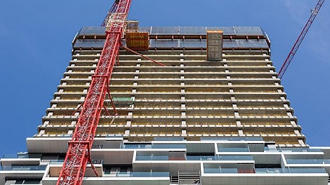 Während oben die Rohbaugeschosse im Schutz der RCS Kletterschutzwand im regelmäßigen Wochentakt fertiggestellt wurden, erfolgte ab der 24. Etage bereits die Montage der auskragenden Balkone.