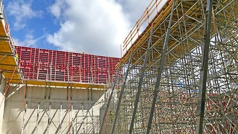 FB 180 -niveltyötasojen ansiosta korkeita telineitä ei tarvita. 