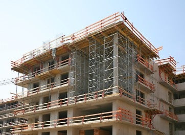 Podepření systému MULTIFLEX přes výšku 3 pater věžemi ST 100 a modulovým lešením PERI UP Rosett.