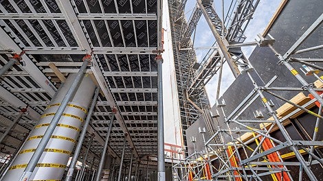 Zwischen Sanierungsbaustelle und Rohbau im Inneren des Stahlgerüsts blieb nur 1,50 m Platz. 