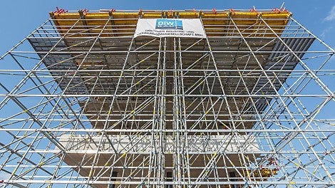 Flexibel und sicher: Das 25-cm-Systemraster des PERI UP Gerüstsystems erlaubte die optimale Anpassung an Geometrie und Last. Die integrierten Arbeitsebenen boten jederzeit hohe Sicherheit.