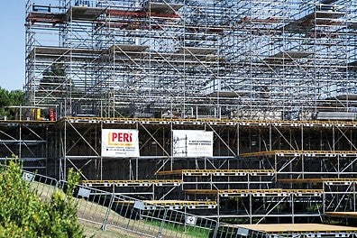 In addition to the elements of the PERI UP Scaffolding Kit, VT girders and 3-ply plywood were used to form various platforms, while SRU steel walers and tie rods were applied for anchoring the scaffolding to the counterweights.<br/>(Photo: PERI SE)