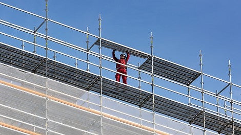 Die PERI UP Systembeläge sind sofort nach dem Auflegen auf die Stahlriegel abhebesicher gehalten – ohne Zusatzbauteile und daher ohne Stolperstellen.