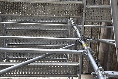 Принцип на присъединяване на всички елементи &quot;Gravity Lock&quot; от модулната система скеле PERI UP Flex 