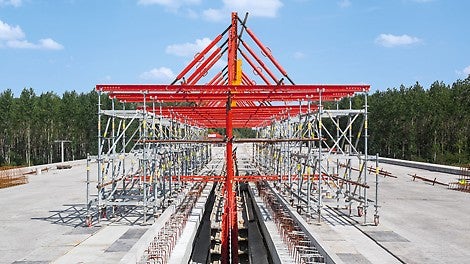 The internal cantilevered parapets of the two separate carriageways are efficiently formed by means of an intelligently planned, movable solution: both sets of formwork are suspended on a construction consisting of VARIOKIT and PERI Up system components which can quickly be moved to the next concreting section.