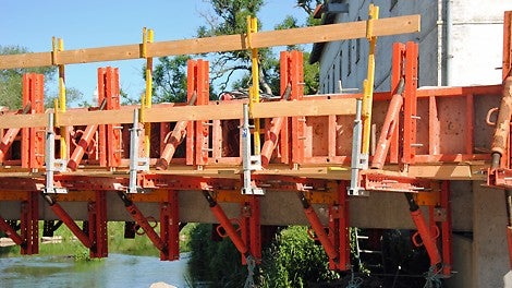 VARIOKIT konstruktionsmoduler brugt til arbejdsdæk og til fastholdelse af form til kantforskallingen. 